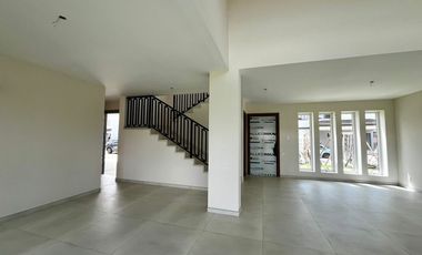 Exclusiva Residencia con Vista al Lago en el Corazón de Santa María