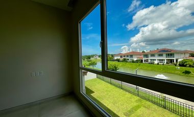 Exclusiva Residencia con Vista al Lago en el Corazón de Santa María