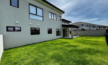 Exclusiva Residencia con Vista al Lago en el Corazón de Santa María