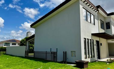 Exclusiva Residencia con Vista al Lago en el Corazón de Santa María