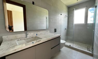 Exclusiva Residencia con Vista al Lago en el Corazón de Santa María