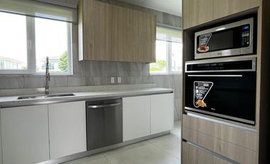 Exclusiva Residencia con Vista al Lago en el Corazón de Santa María