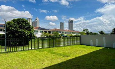 Exclusiva Residencia con Vista al Lago en el Corazón de Santa María