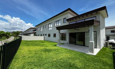 Exclusiva Residencia con Vista al Lago en el Corazón de Santa María