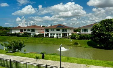 Exclusiva Residencia con Vista al Lago en el Corazón de Santa María
