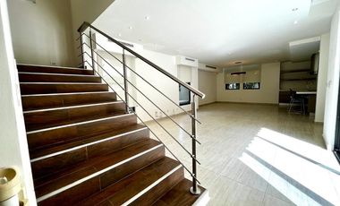 CASA DE ESQUINA EN PH NATIVA REMODELADA CON SISTEMA DE DOMOTICA.