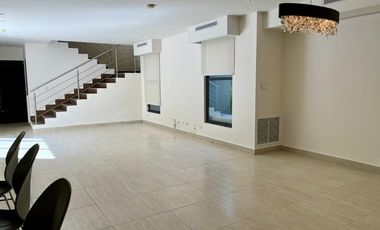 CASA DE ESQUINA EN PH NATIVA REMODELADA CON SISTEMA DE DOMOTICA.