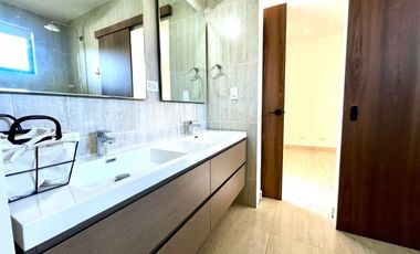 CASA DE ESQUINA EN PH NATIVA REMODELADA CON SISTEMA DE DOMOTICA.