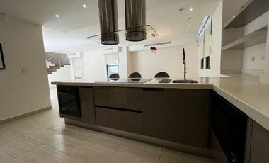 CASA DE ESQUINA EN PH NATIVA REMODELADA CON SISTEMA DE DOMOTICA.