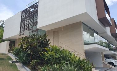 Moderno Town Houses en Clayton Heights de 3 niveles