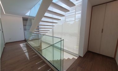 Moderno Town Houses en Clayton Heights de 3 niveles