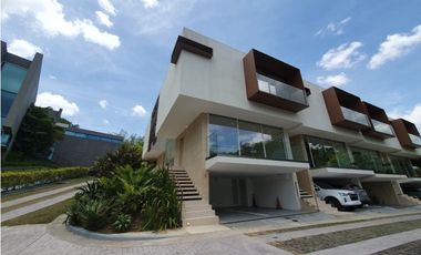 Moderno Town Houses en Clayton Heights de 3 niveles