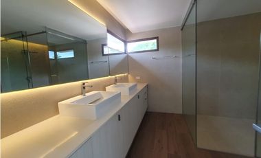 Moderno Town Houses en Clayton Heights de 3 niveles