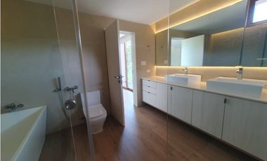 Moderno Town Houses en Clayton Heights de 3 niveles