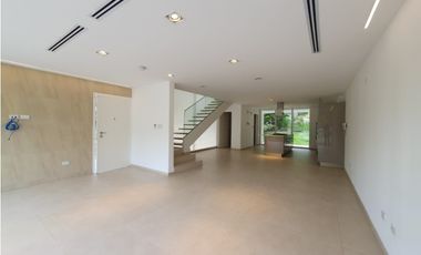 Moderno Town Houses en Clayton Heights de 3 niveles