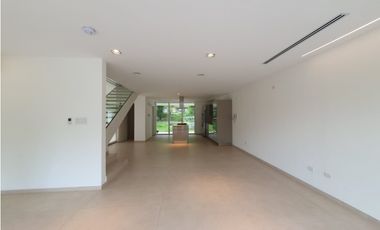 Moderno Town Houses en Clayton Heights de 3 niveles