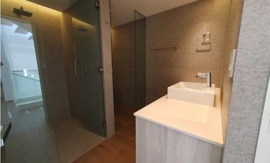 Moderno Town Houses en Clayton Heights de 3 niveles