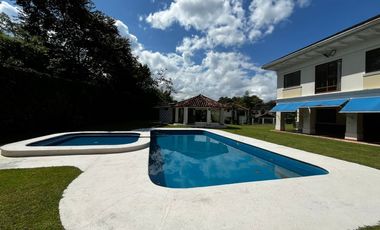 Casa en Camino de Cruces - 860 m² de dos niveles y amplia piscina