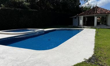 Casa en Camino de Cruces - 860 m² de dos niveles y amplia piscina