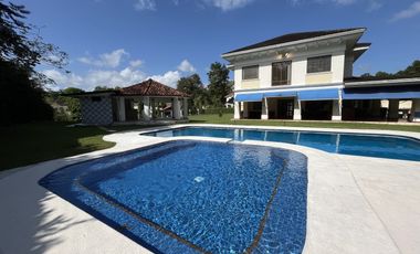 Casa en Camino de Cruces - 860 m² de dos niveles y amplia piscina