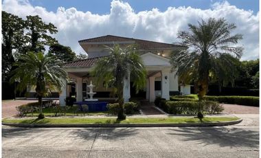 Casa en Camino de Cruces - 860 m² de dos niveles y amplia piscina