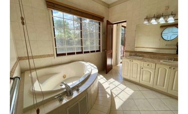 Casa en Camino de Cruces - 860 m² de dos niveles y amplia piscina