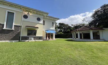 Casa en Camino de Cruces - 860 m² de dos niveles y amplia piscina