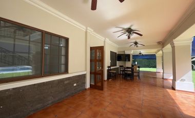 Casa en Camino de Cruces - 860 m² de dos niveles y amplia piscina