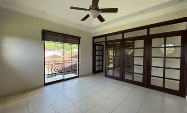 Casa en Camino de Cruces - 860 m² de dos niveles y amplia piscina