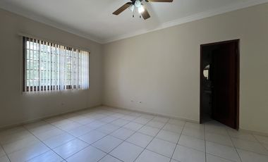 Casa en Camino de Cruces - 860 m² de dos niveles y amplia piscina