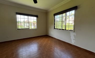 Casa en Camino de Cruces - 860 m² de dos niveles y amplia piscina