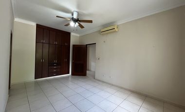 Casa en Camino de Cruces - 860 m² de dos niveles y amplia piscina