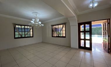 Casa en Camino de Cruces - 860 m² de dos niveles y amplia piscina