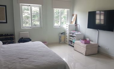 Amplia y comoda casa en residencial privado en Clayton