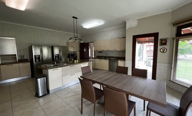 Casa en Camino de Cruces de 2 niveles con amplio jardin