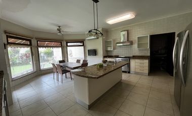 Casa en Camino de Cruces de 2 niveles con amplio jardin