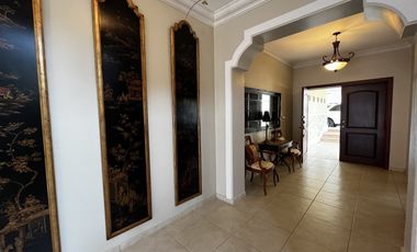 Casa en Camino de Cruces de 2 niveles con amplio jardin