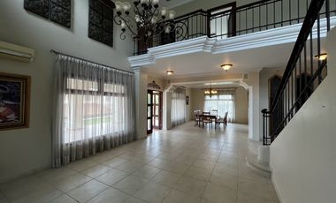 Casa en Camino de Cruces de 2 niveles con amplio jardin