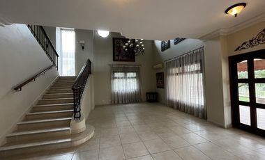 Casa en Camino de Cruces de 2 niveles con amplio jardin