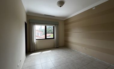 Casa en Camino de Cruces de 2 niveles con amplio jardin