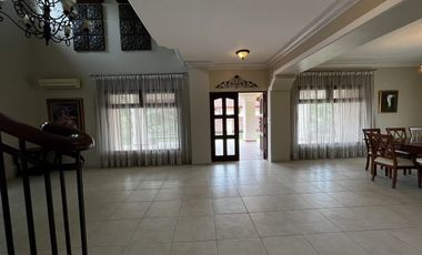 Casa en Camino de Cruces de 2 niveles con amplio jardin