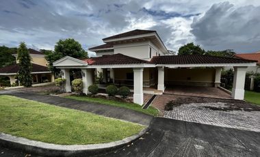 Casa en Camino de Cruces de 2 niveles con amplio jardin