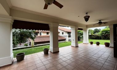 Casa en Camino de Cruces de 2 niveles con amplio jardin