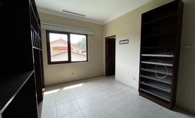 Casa en Camino de Cruces de 2 niveles con amplio jardin