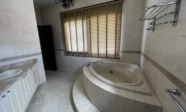 Casa en Camino de Cruces de 2 niveles con amplio jardin