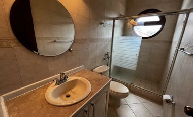 Casa en Camino de Cruces de 2 niveles con amplio jardin