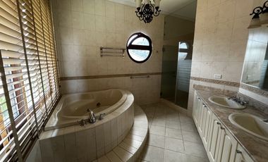 Casa en Camino de Cruces de 2 niveles con amplio jardin