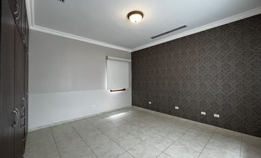 Casa en Camino de Cruces de 2 niveles con amplio jardin