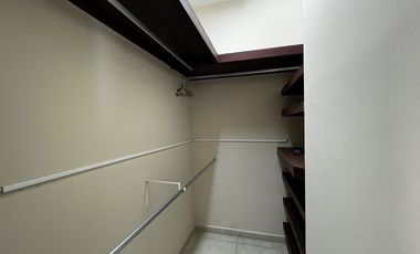 Casa en Camino de Cruces de 2 niveles con amplio jardin