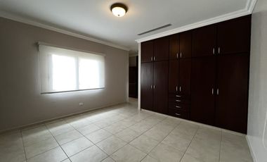 Casa en Camino de Cruces de 2 niveles con amplio jardin